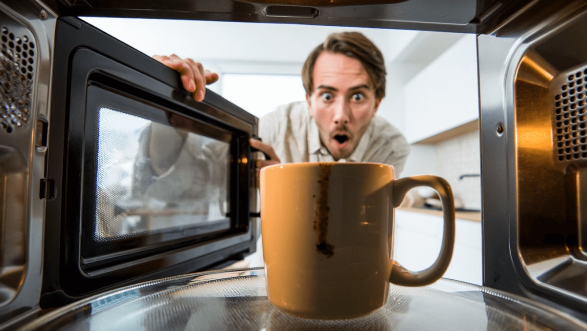 Pourquoi vous devriez éviter de passer votre café au micro-ondes (les experts expliquent)