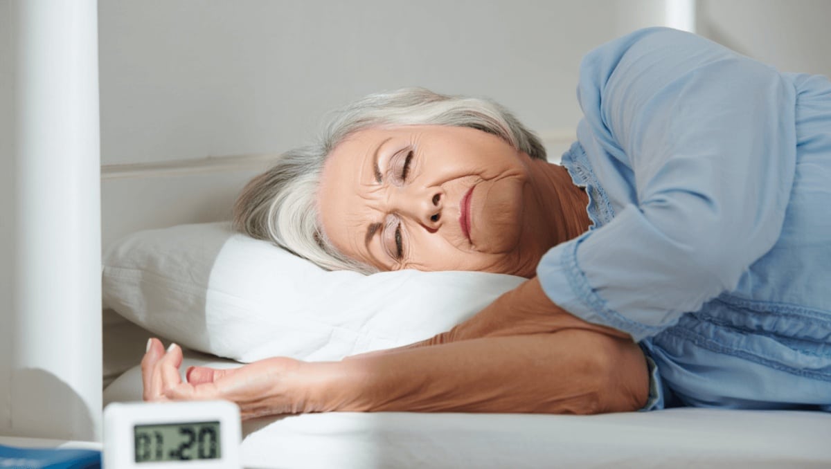 Seniors : ne dormez jamais dans cette position car elle augmente le risque d