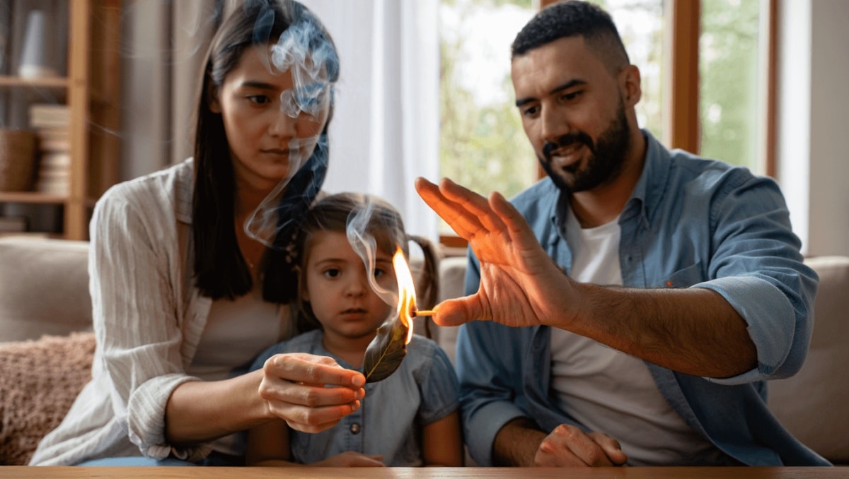 Pourquoi tant de familles brûlent des feuilles de laurier avant la mi-janvier (ce n’est pas un hasard)