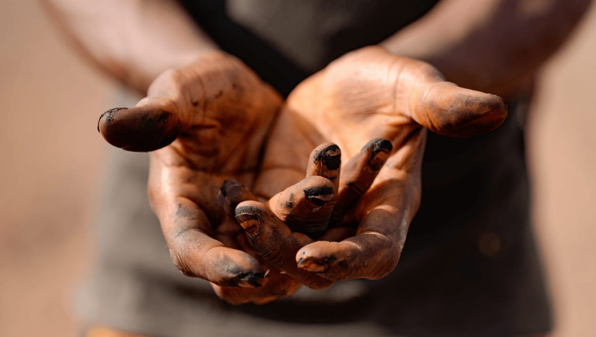 Comment appelles-tu une personne qui a les ongles ainsi ?