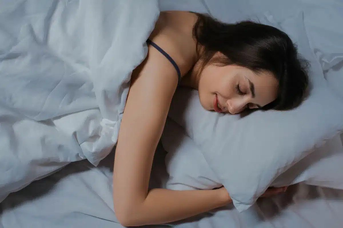 Mann schläft friedlich in einem dunklen Schlafzimmer