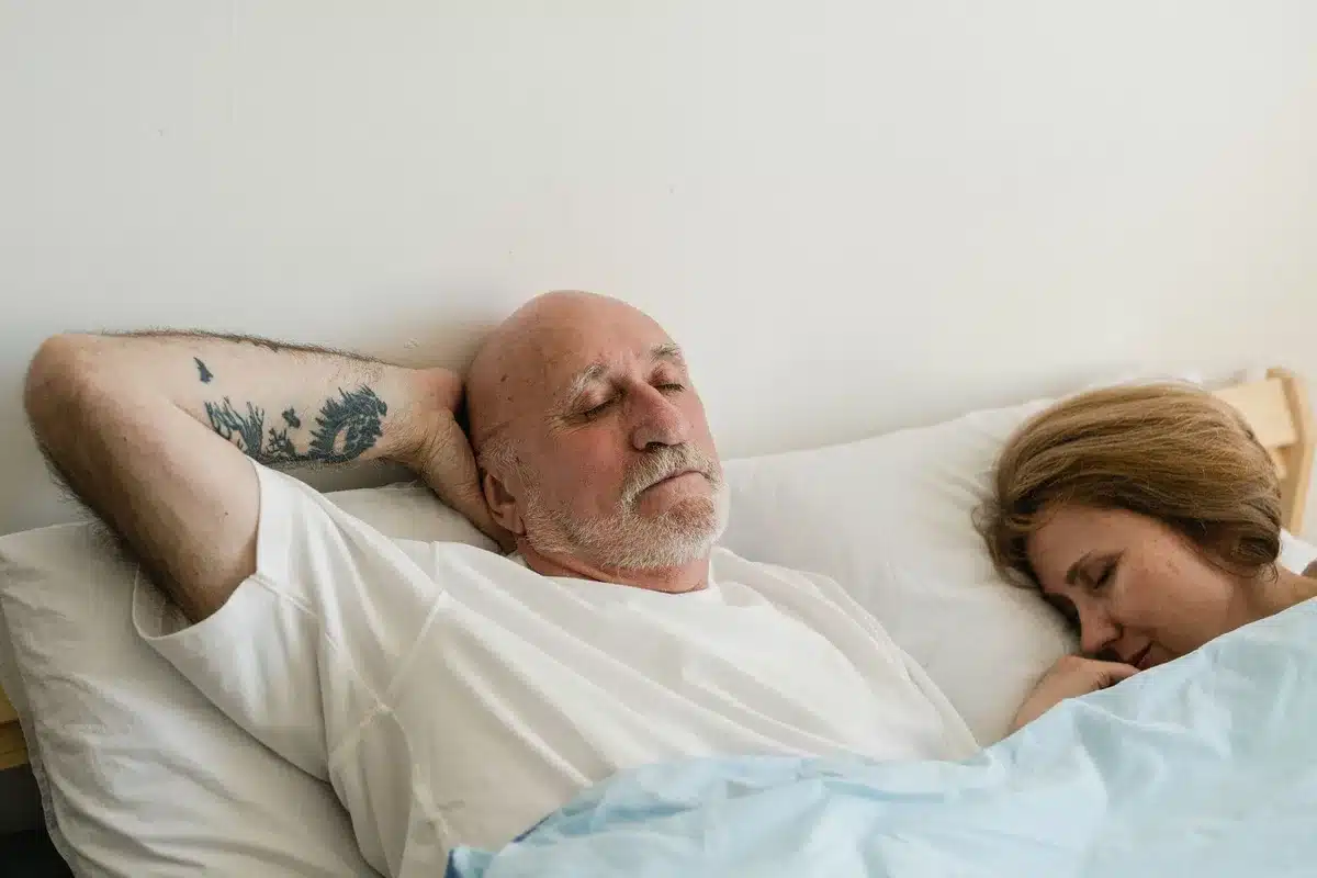 Personne &acirc;g&eacute;e en difficult&eacute; dans une chambre, illustrant le risque de chutes li&eacute; aux somnif&egrave;res