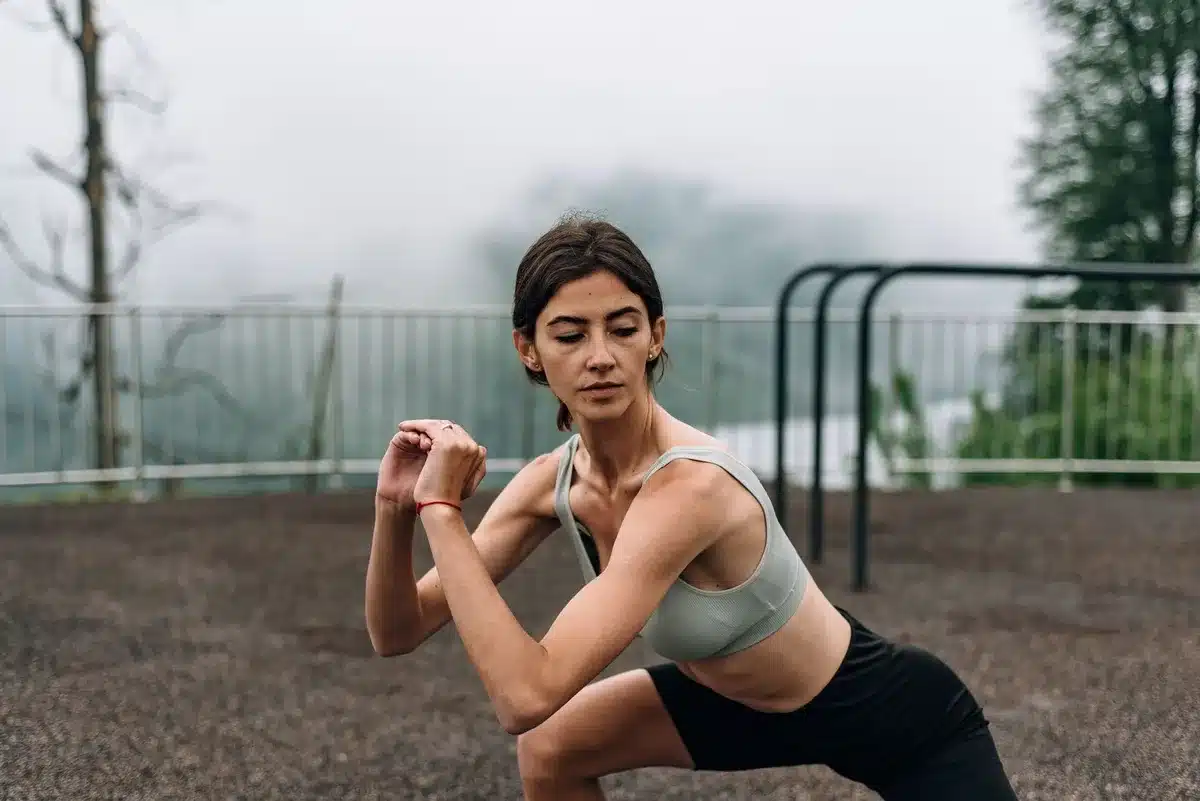 Femme pratiquant une activit&eacute; physique r&eacute;guli&egrave;re pendant la journ&eacute;e pour am&eacute;liorer le sommeil