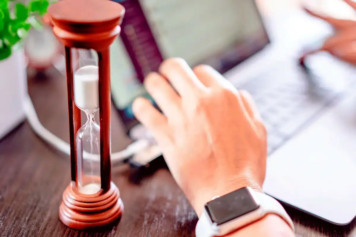 Personne travaillant sur une t&acirc;che avec concentration et minuteur pour une session de travail intense