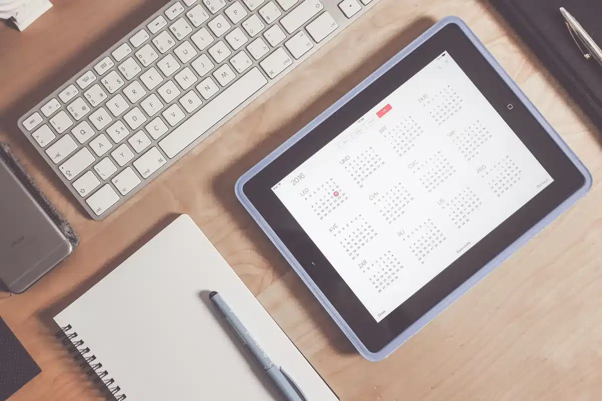 Espace de travail organis&eacute; avec calendrier, tableaux de bord et outils de suivi des t&acirc;ches