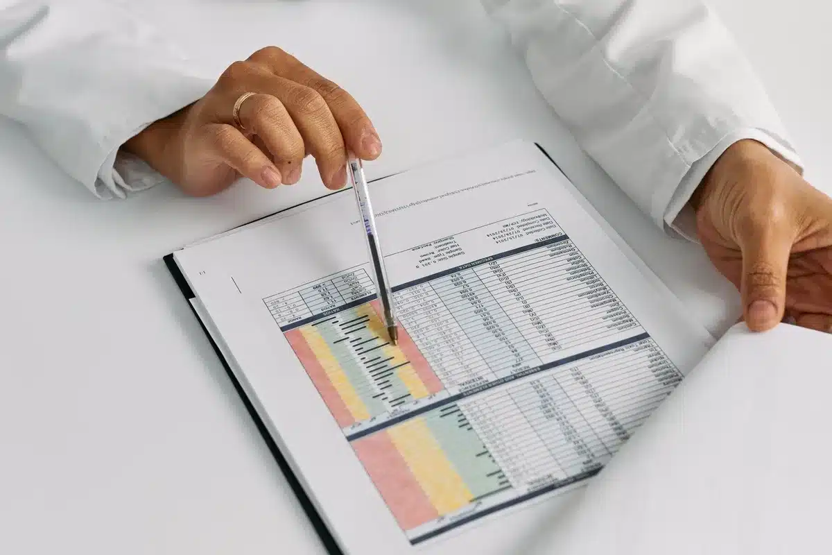Forskningsdata og statistikk fra medisinsk studie p&aring; dataskjerm