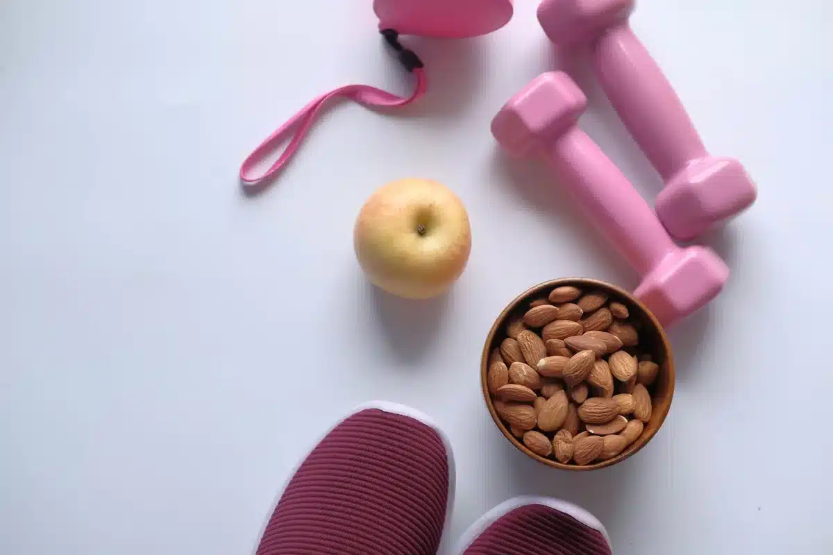 Mann som trener og spiser sunt med frukt og gr&oslash;nnsaker