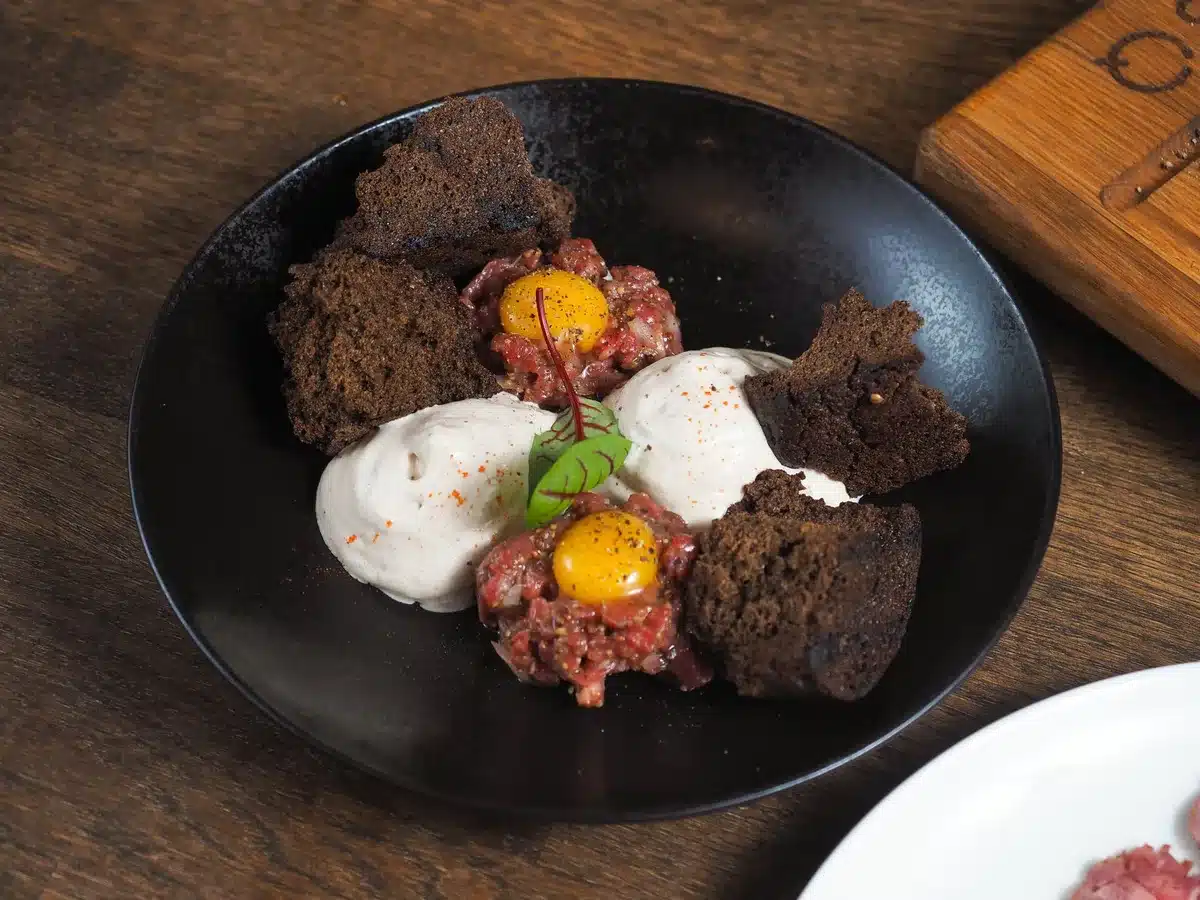 Plato con carne de res alimentada con pasto, huevos y vegetales fermentados como sauerkraut y kimchi