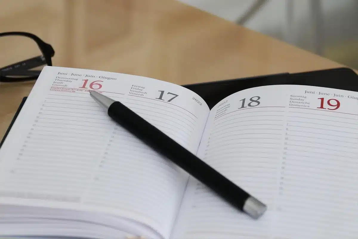 Calendrier marqu&eacute; au 13 octobre sur un bureau de clinique