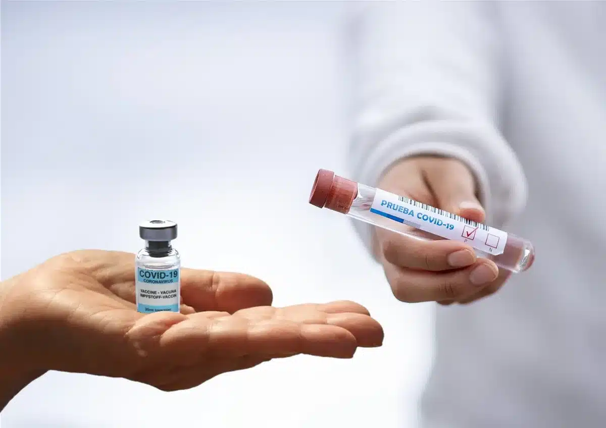 Comptoir de pharmacie en journ&eacute;e avec pharmacien pr&ecirc;t &agrave; vacciner