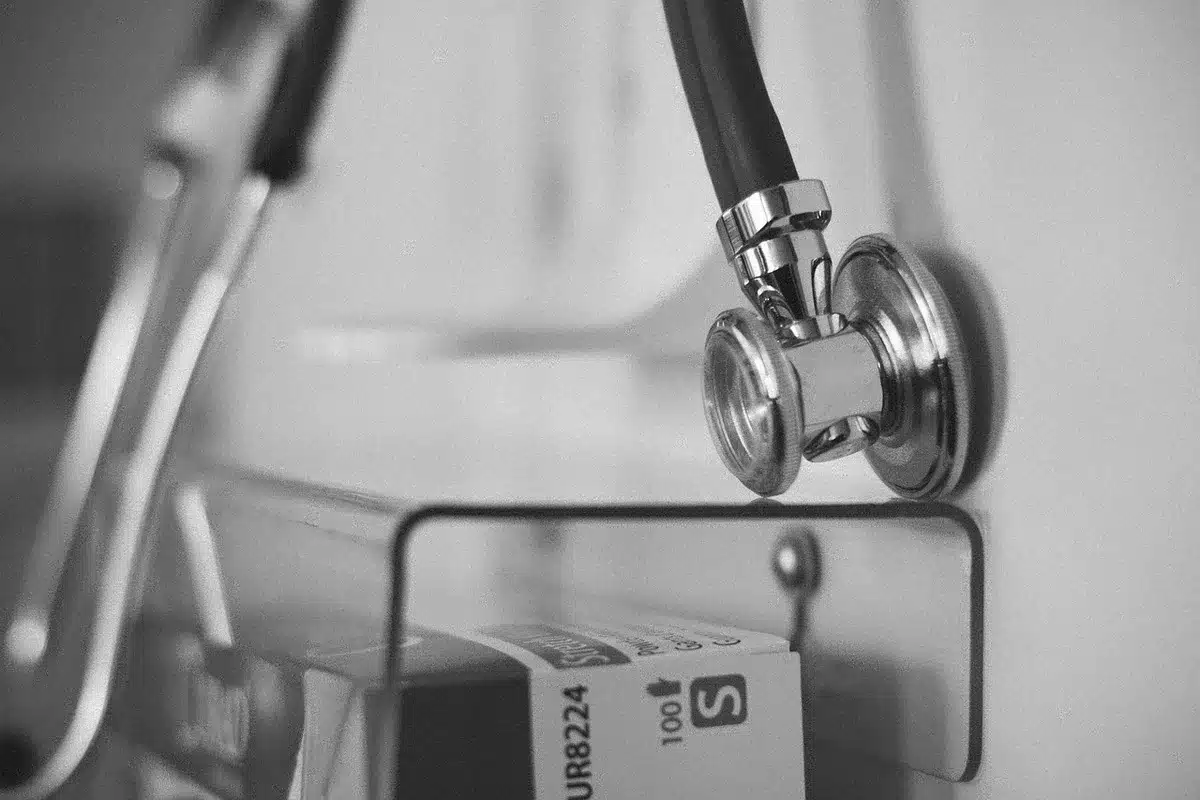 Reception d'une clinique pédiatrique en plein jour avec papiers de vaccination et clipboard